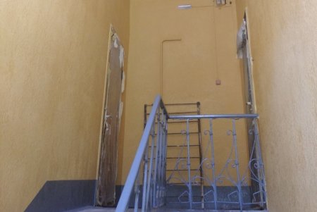 В Приморском и Малиновском районах ремонтируют парадные и благоустраивают дворы (фото)