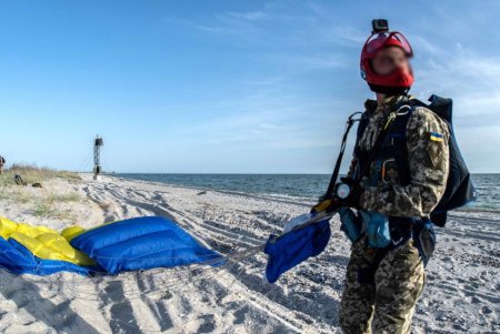 Украинские «морские котики» успешно провели первое боевое воздушное десантирование на остров Березань и Кинбурнскую косу (фото, видео)