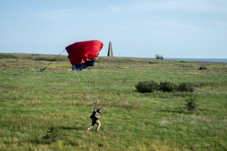 Украинские «морские котики» успешно провели первое боевое воздушное десантирование на остров Березань и Кинбурнскую косу (фото, видео)