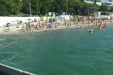 Тысячи туристов, переполненные пляжи, отсутствие масок и социальной дистанции: карантинные выходные в Одессе (фото, видео)