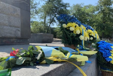 День Конституции Украины: горожане возложили цветы к памятнику Великому Кобзарю (фото)