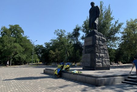 День Конституции Украины: горожане возложили цветы к памятнику Великому Кобзарю (фото)