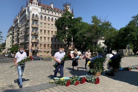 День Конституции Украины: горожане возложили цветы к памятнику Великому Кобзарю (фото)