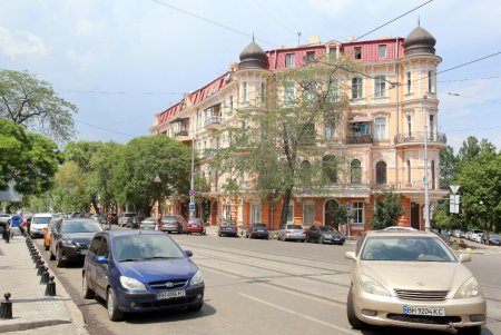 Исторические здания Одессы «оделись» в строительные леса (фоторепортаж) 