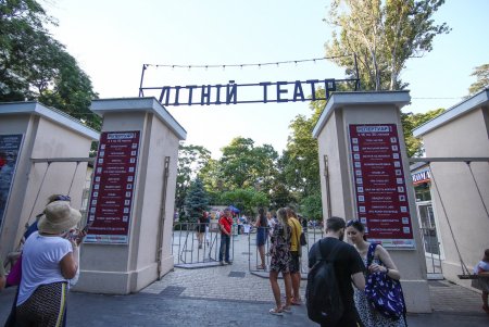 Мэр поздравил «Маски» с юбилеем на открытии сезона в Летнем театре (фото)