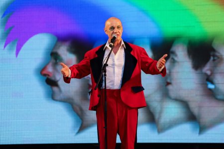 Мэр поздравил «Маски» с юбилеем на открытии сезона в Летнем театре (фото)