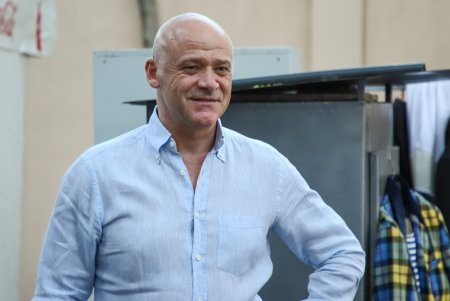 Мэр поздравил «Маски» с юбилеем на открытии сезона в Летнем театре (фото)