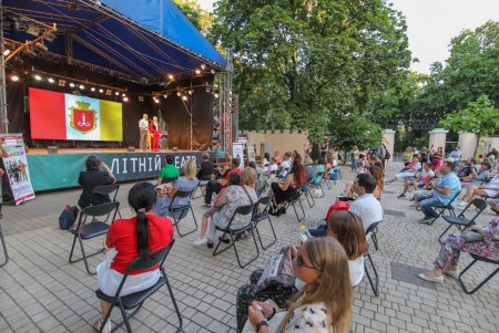 Мэр поздравил «Маски» с юбилеем на открытии сезона в Летнем театре (фото)
