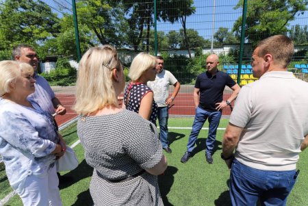 В школе №5 закончилось строительство спортплощадки — заниматься на ней смогут как ученики, так и местные жители (фото)