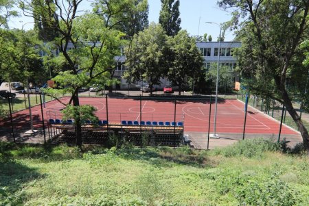 В школе №5 закончилось строительство спортплощадки — заниматься на ней смогут как ученики, так и местные жители (фото)