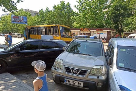 На поселке Котовского маршрутка врезалась в припаркованные авто: водителю автобуса внезапно стало плохо (фото, видео, обновлено)