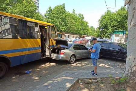 На поселке Котовского маршрутка врезалась в припаркованные авто: водителю автобуса внезапно стало плохо (фото, видео, обновлено)