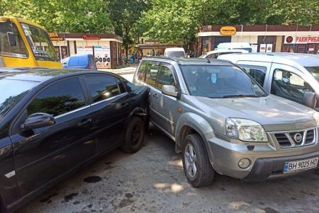 На поселке Котовского маршрутка врезалась в припаркованные авто: водителю автобуса внезапно стало плохо (фото, видео, обновлено)