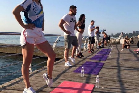 На берегу моря прошла первая открытая фитнес-тренировка для одесской молодежи (фото)