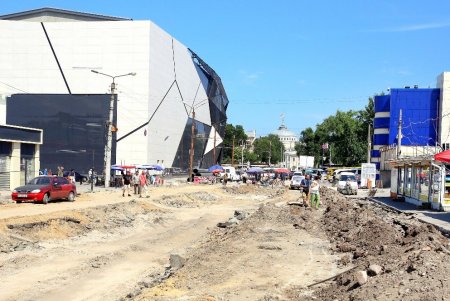 Реконструкция Новощепного Ряда: уже готовят основание для укладки новых трамвайных путей (фоторепортаж) 