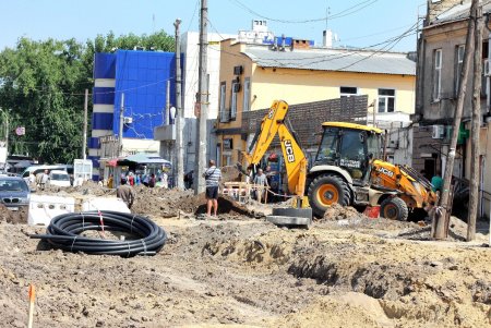 Реконструкция Новощепного Ряда: уже готовят основание для укладки новых трамвайных путей (фоторепортаж) 