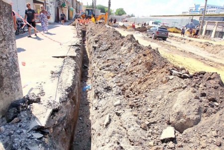 Реконструкция Новощепного Ряда: уже готовят основание для укладки новых трамвайных путей (фоторепортаж) 