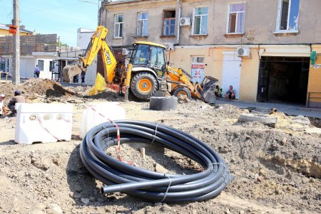 Реконструкция Новощепного Ряда: уже готовят основание для укладки новых трамвайных путей (фоторепортаж) 