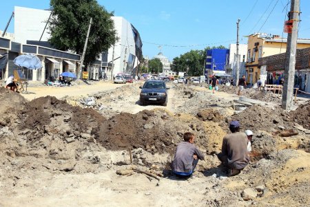 Реконструкция Новощепного Ряда: уже готовят основание для укладки новых трамвайных путей (фоторепортаж) 