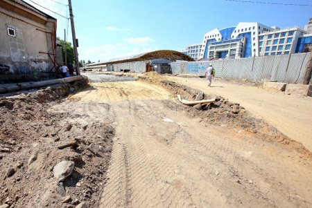 Реконструкция Новощепного Ряда: уже готовят основание для укладки новых трамвайных путей (фоторепортаж) 
