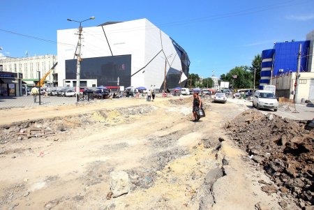 Реконструкция Новощепного Ряда: уже готовят основание для укладки новых трамвайных путей (фоторепортаж) 