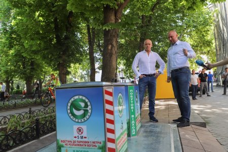 На Приморском бульваре появились подземные контейнеры для сбора твердых бытовых отходов (фоторепортаж)