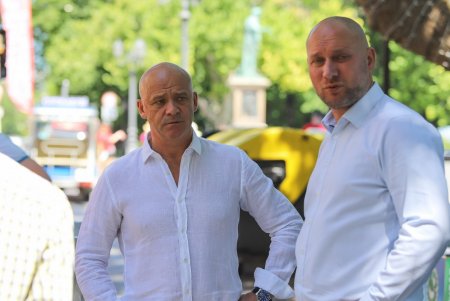 На Приморском бульваре появились подземные контейнеры для сбора твердых бытовых отходов (фоторепортаж)