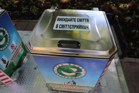 На Приморском бульваре появились подземные контейнеры для сбора твердых бытовых отходов (фоторепортаж)