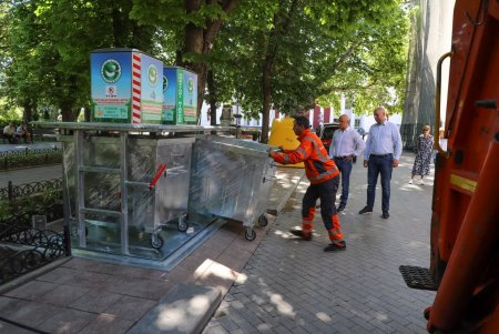 На Приморском бульваре появились подземные контейнеры для сбора твердых бытовых отходов (фоторепортаж)