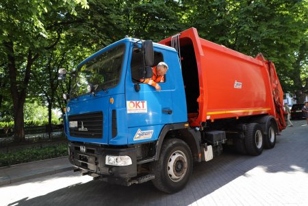 На Приморском бульваре появились подземные контейнеры для сбора твердых бытовых отходов (фоторепортаж)