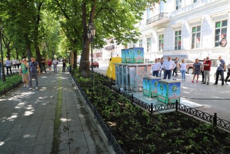 На Приморском бульваре появились подземные контейнеры для сбора твердых бытовых отходов (фоторепортаж)