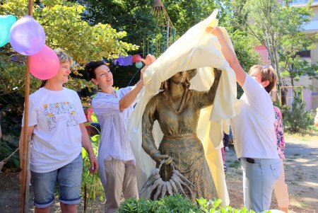В одесском дворе на Средней «поселилась» Рыбачка Соня (фоторепортаж)
