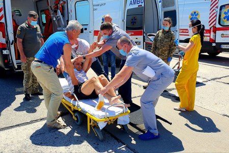 В Одессу прибыл борт с десятью ранеными бойцами: лекарств и расходных материалов для их лечения не хватает (фото, видео)