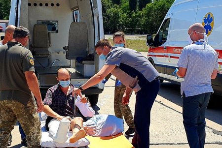 В Одессу прибыл борт с десятью ранеными бойцами: лекарств и расходных материалов для их лечения не хватает (фото, видео)