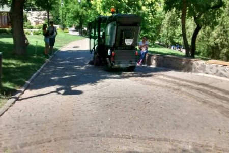 Коммунальщики ежедневно в парках и скверах поливают молодые деревья, косят траву (фото)