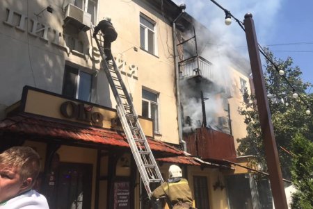 В жилом доме на Бунина тушат пожар (фото, видео, обновлено)