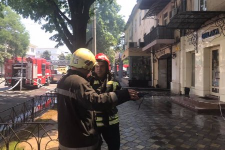 В жилом доме на Бунина тушат пожар (фото, видео, обновлено)