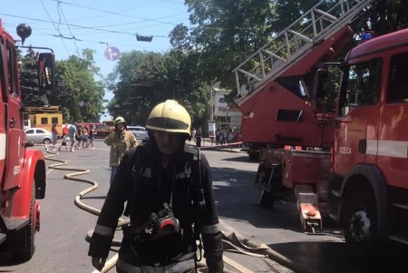 В жилом доме на Бунина тушат пожар (фото, видео, обновлено)