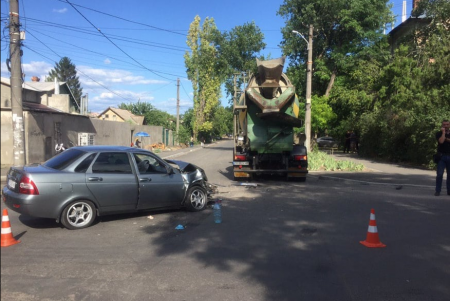 На Слободке автомобиль столкнулся с грузовиком: пострадали два человека (фото)