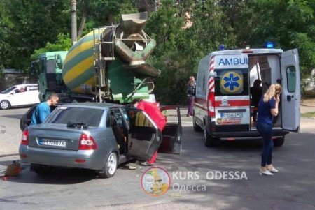 На Слободке автомобиль столкнулся с грузовиком: пострадали два человека (фото)