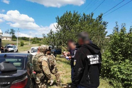Лесничий госпредприятия попался на взятке в 90 тысяч гривен (фото)