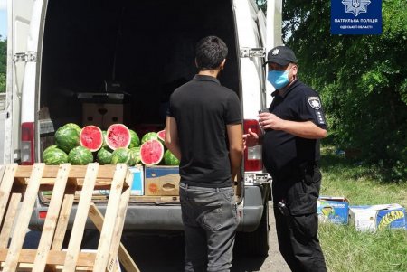 На продавцов, торгующих на проезжей части трассы Киев-Одесса, составили админпротоколы (фото)