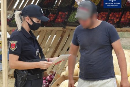 На продавцов, торгующих на проезжей части трассы Киев-Одесса, составили админпротоколы (фото)