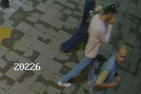 В центре города мужчина пытался разбить камеру видеонаблюдения: одесситов просят помочь в поиске вандала (фото, видео)