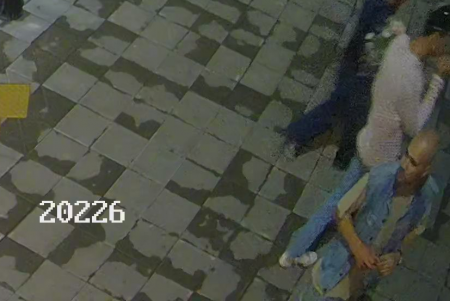 В центре города мужчина пытался разбить камеру видеонаблюдения: одесситов просят помочь в поиске вандала (фото, видео)