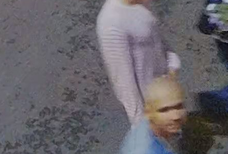 В центре города мужчина пытался разбить камеру видеонаблюдения: одесситов просят помочь в поиске вандала (фото, видео)