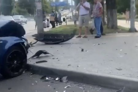 На Академика Глушко BMW врезался в столб (фото)