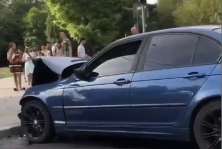 На Академика Глушко BMW врезался в столб (фото)
