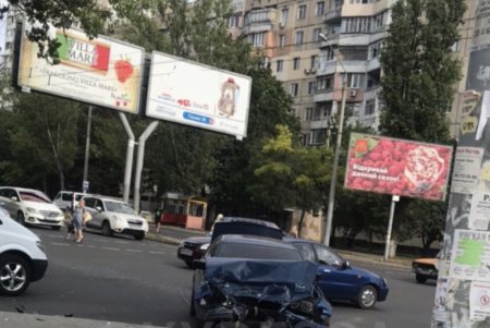 На Академика Глушко BMW врезался в столб (фото)