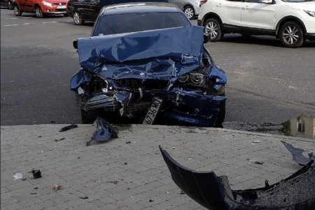 На Академика Глушко BMW врезался в столб (фото)